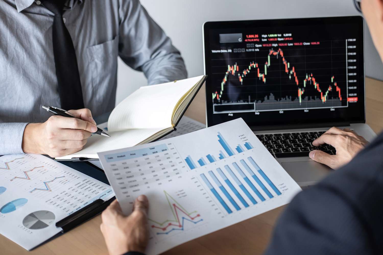 90/10 Strategy: Definition, How It Works, Examples