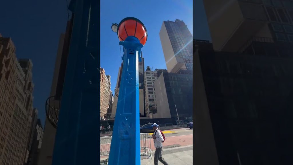 The Finals festivities are ever-present in New York with the subways painted blue & orange! 🟠🔵