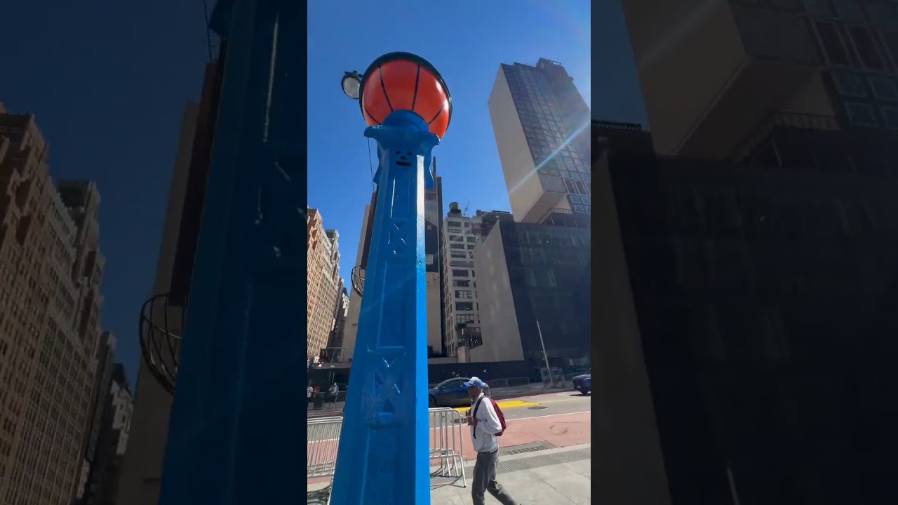 The Finals festivities are ever-present in New York with the subways painted blue & orange! 🟠🔵