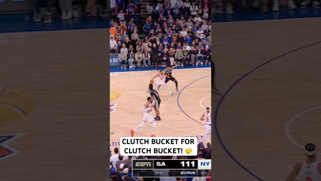 Jalen Brunson and De’Aaron Fox trade buckets in the clutch of Game 3 🔥