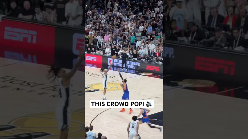 The Spurs crowd is back into it!