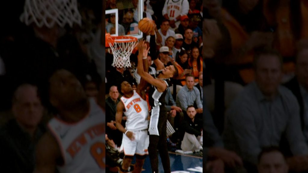 Wemby with the powerful dunk 💥
