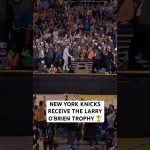 The Knicks receive the Larry O’Brien trophy 🏆