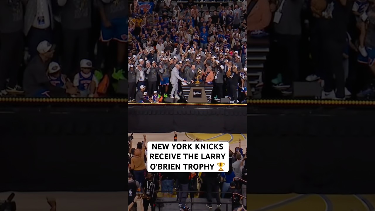 The Knicks receive the Larry O’Brien trophy 🏆