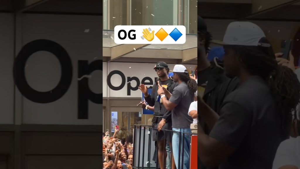 OG is so excited at the Knicks championship parade can’t you tell? 😅