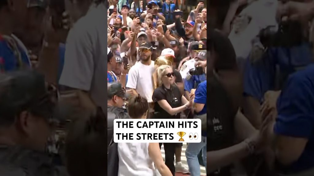 Jalen Brunson walks the streets to greet the people at the Knicks Championship Parade!