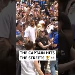 Jalen Brunson walks the streets to greet the people at the Knicks Championship Parade!