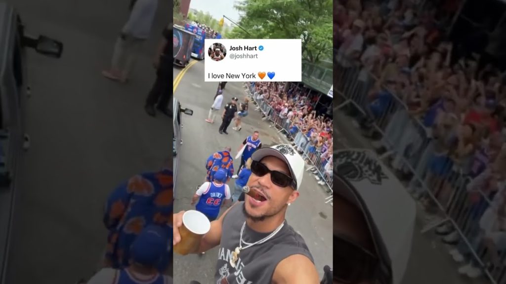 Josh Hart celebrates with fans at the Knicks Championship Parade 💙 🧡
