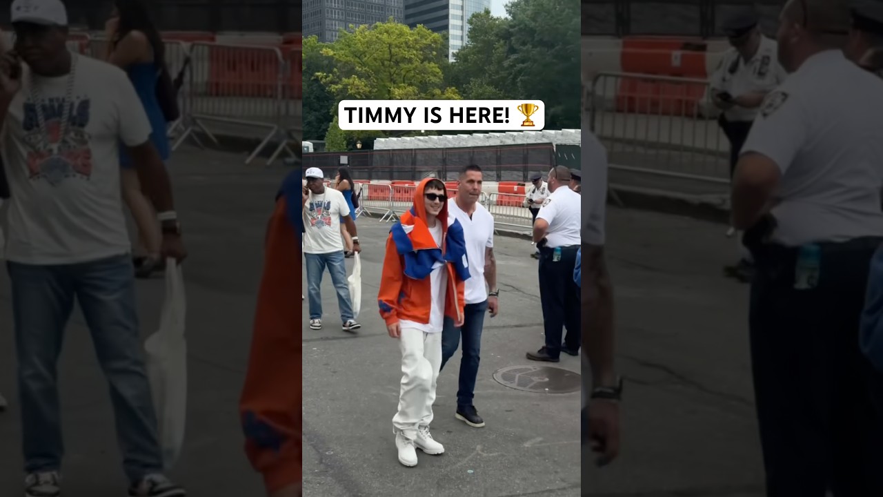 Timothée Chalamet is here at the Knicks championship parade 🏆