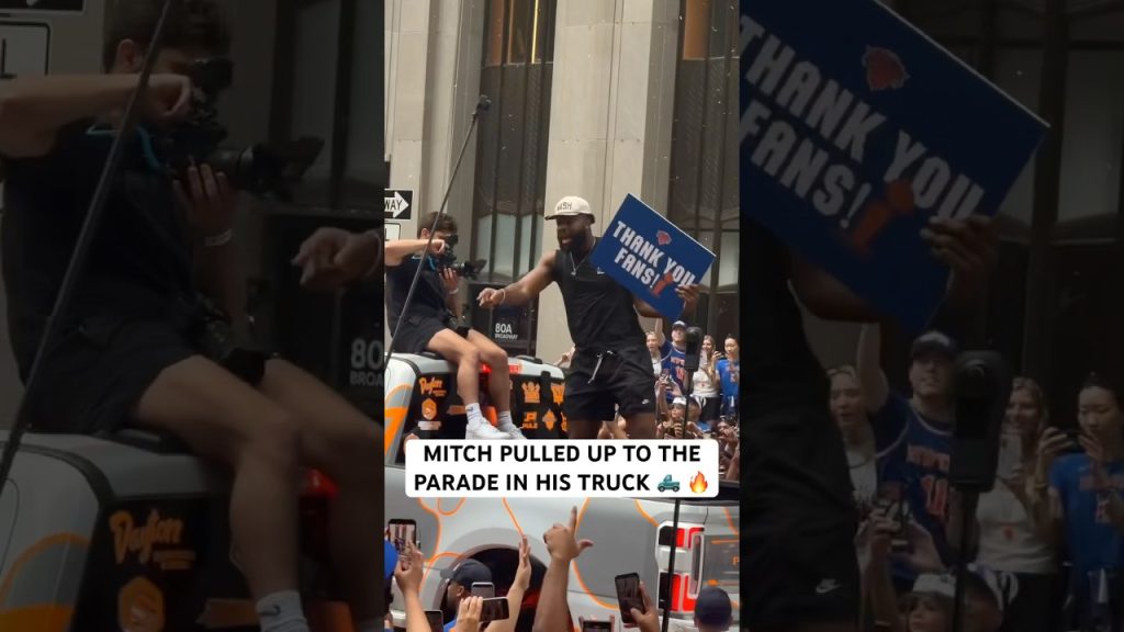 Mitchell Robinson rolling through the Knicks Championship Parade in style