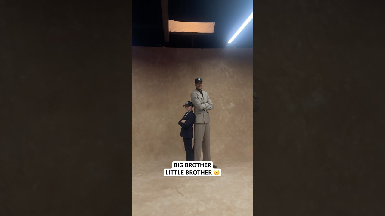Baba Miller and his brother pose for pictures 📸
