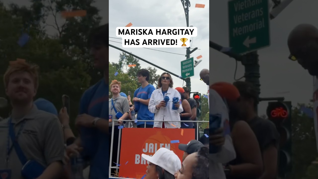 Mariska Hargitay is having a time at the Knicks championship parade 😅🏆