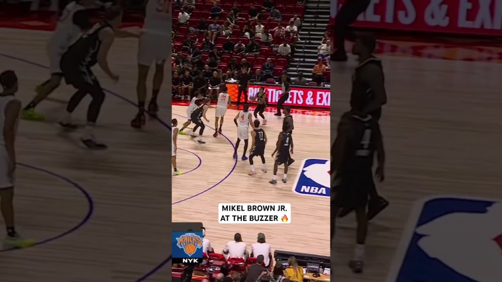 Mikel Brown Jr beats the 3Q buzzer with the 3