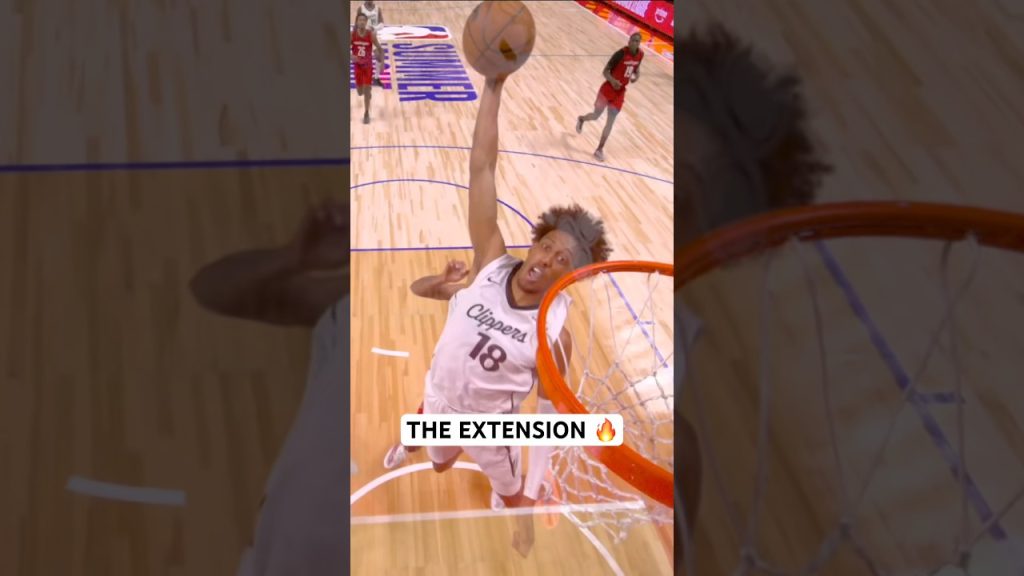 Baba Miller reaches back to catch the lob 🔥
