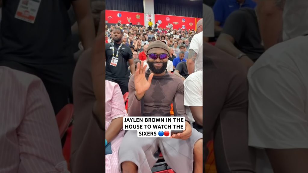 Jaylen Brown pulled up to watch the Sixers summer league game 🔵🔴